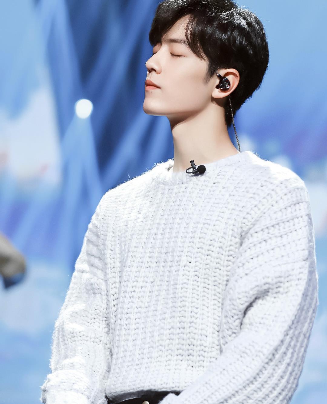 肖战|《湖南卫视》发男明星甜蜜wink合集，肖战也出镜了，笑起来很温柔