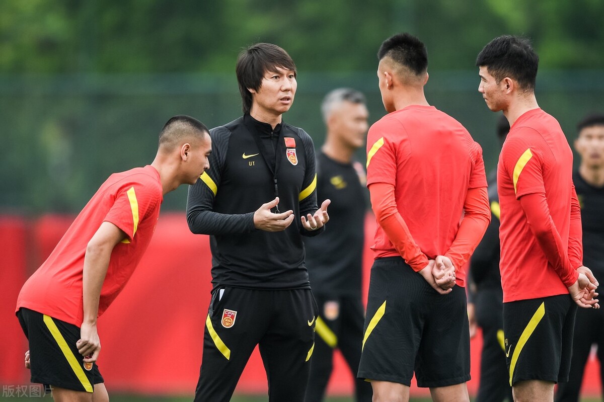 國足|CCTV5直播國足生死戰(zhàn)！李鐵率隊想進(jìn)12強(qiáng)，首發(fā)位置有3人必須拿下