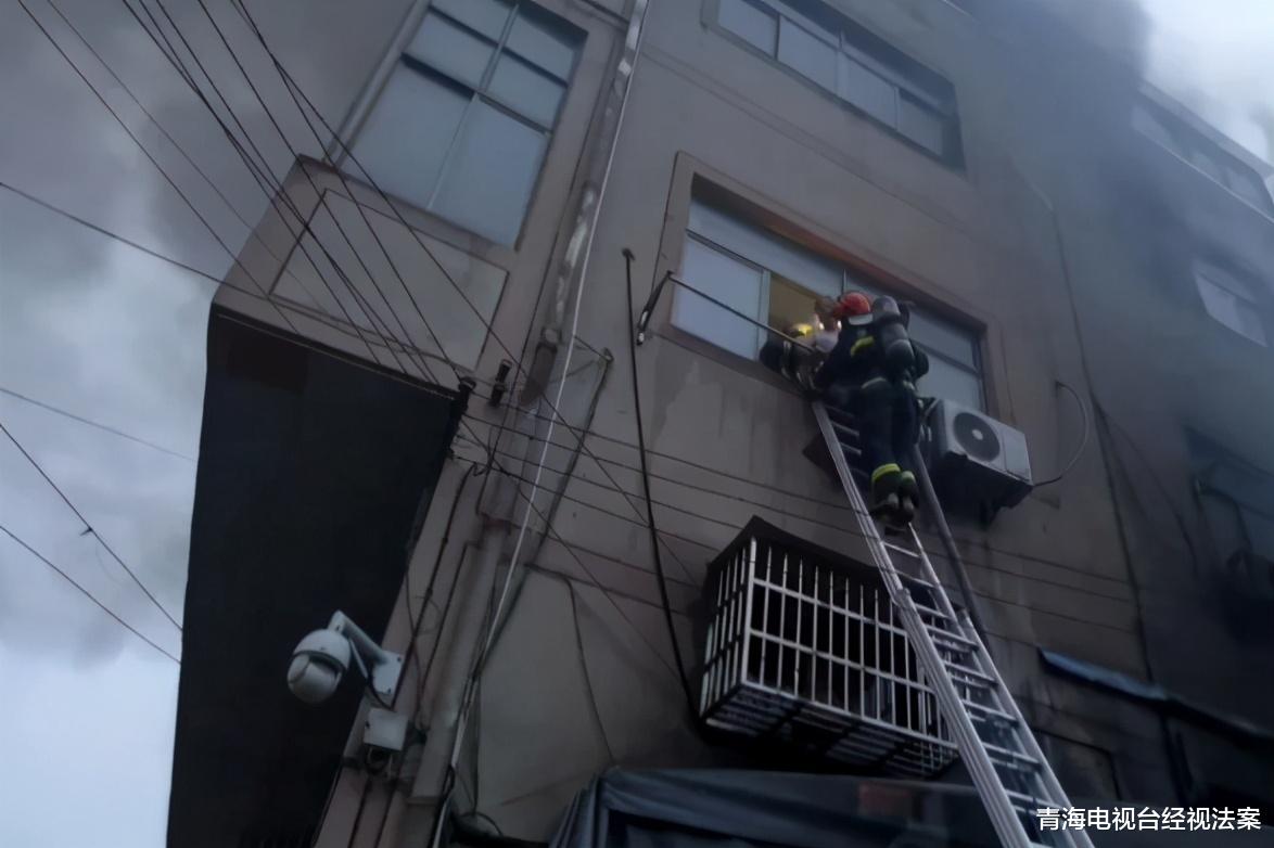 青海电视台经视法案 烈火浓烟中，消防员爬进二楼居民家中，救出一位瘫痪在床的老人
