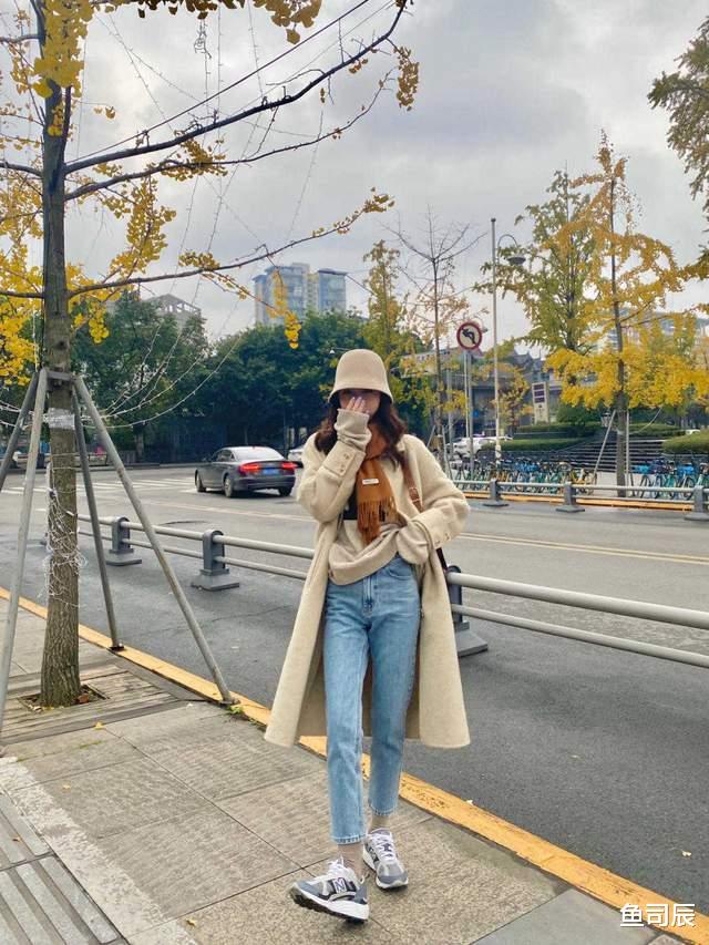 鱼司辰|穿上秋天的第一件大衣,搭配牛仔裤更实在,保暖又时尚,好美
