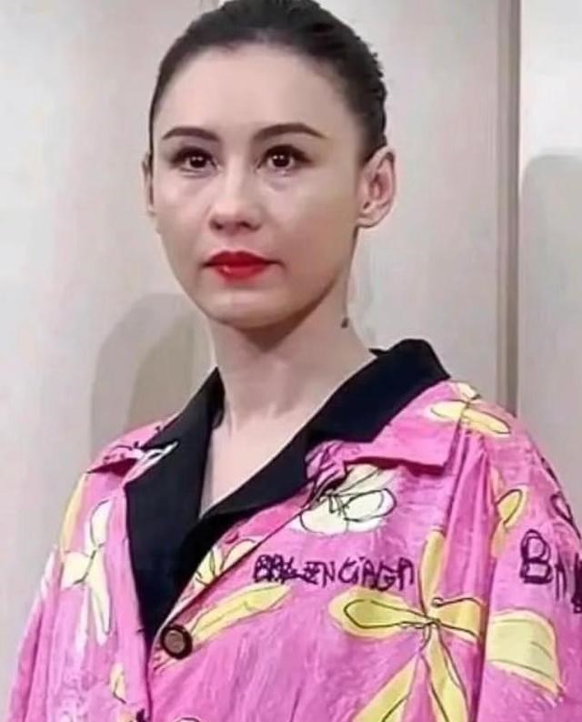 张柏芝|41岁张柏芝生图被爆出，面部肿胀状态不佳，网友问：发生了什么？