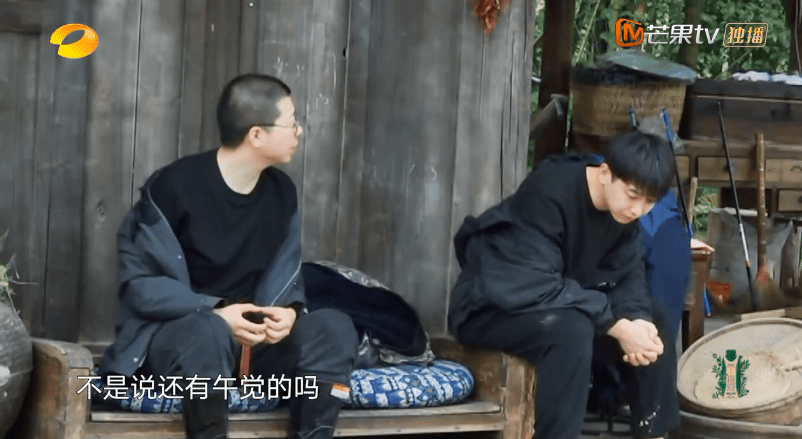李诞|李诞连钓鱼都觉得累，抱怨没睡午觉，被彭昱畅怼：都被你哈哈没了