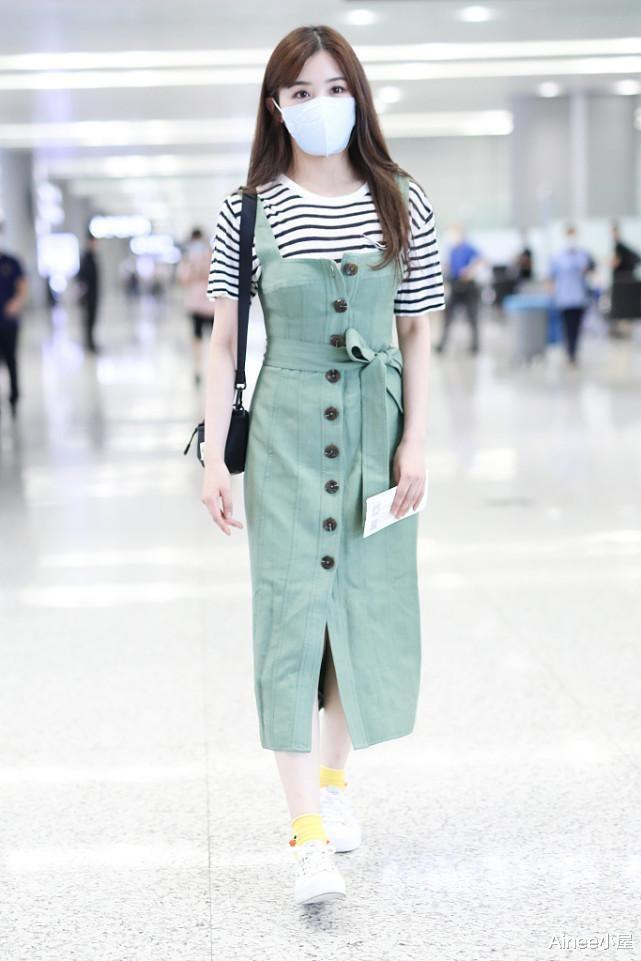 Ainee小屋 张含韵为扮甜真拼了，穿粉色衬衫裙配白鞋，不显露身材但挺清新的