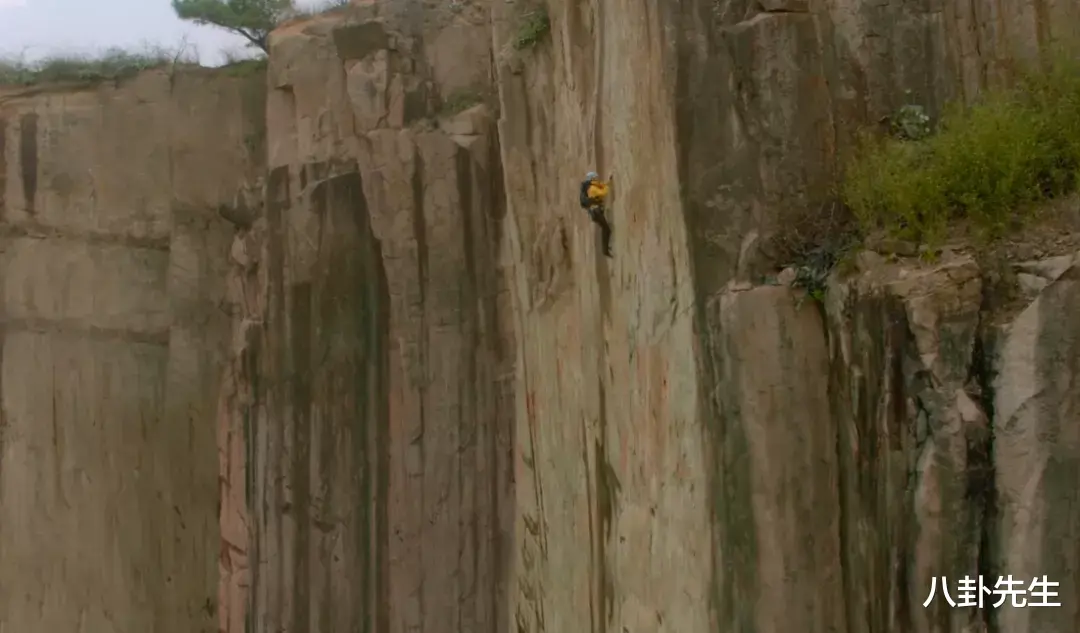 国产剧|国产剧真敢拍！女主坠楼安全落地，神仙打架用枪，古代惊现热气球