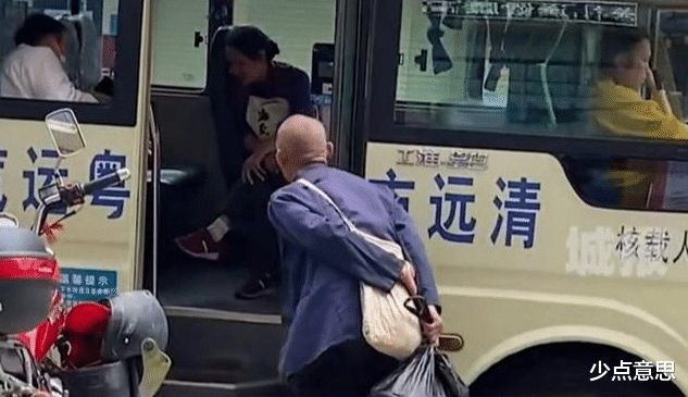 少点意思 广东清远：7旬老人想搭车，掏完口袋又无奈下车，“看着太心酸”