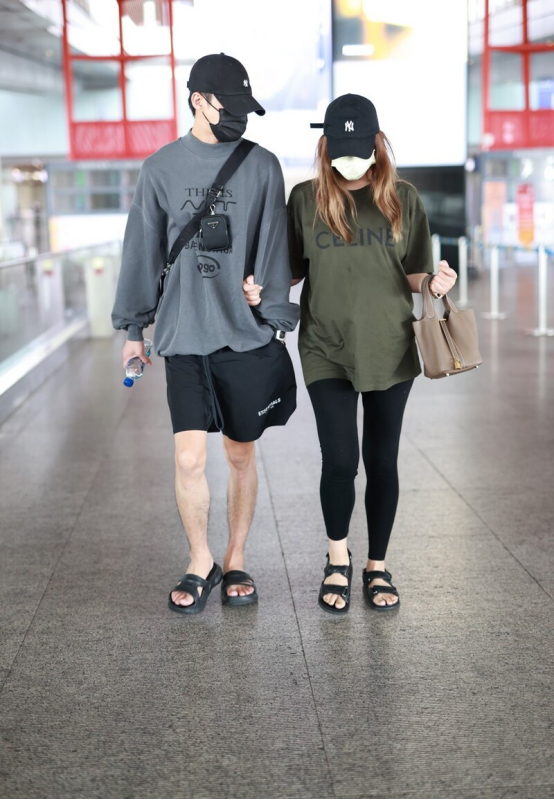 BiuFashion|麦迪娜二胎孕肚明显，腿却还挺纤细，穿搭随性手腕姜潮很是恩爱