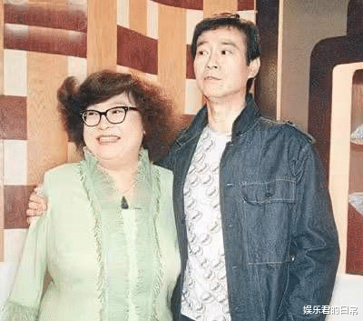 祖峰|74岁郑少秋现身机场,皮肤松弛青筋暴起,身旁众多女粉围绕显魅力