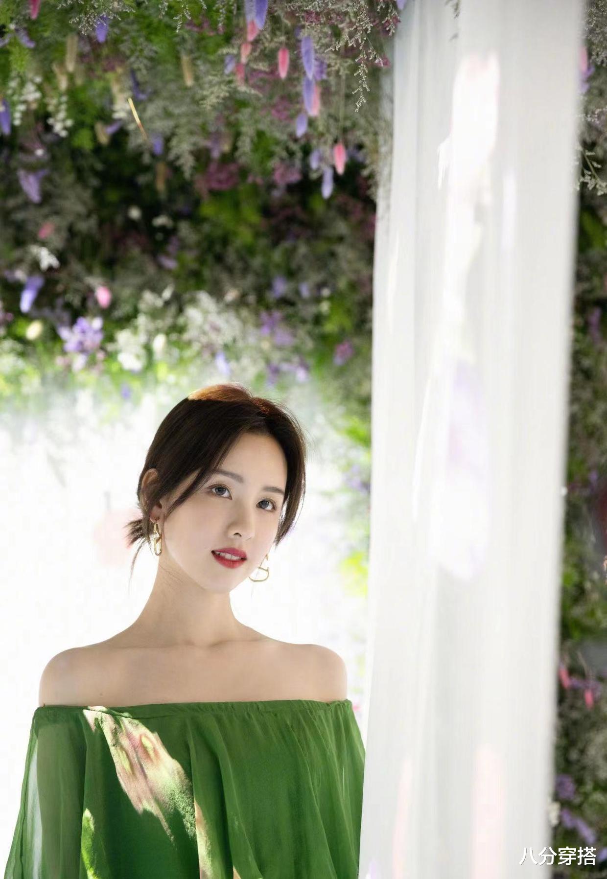 八分穿搭 陈都灵又美出天际了,一袭绿色一字肩礼服尽显优雅,美得不可方物