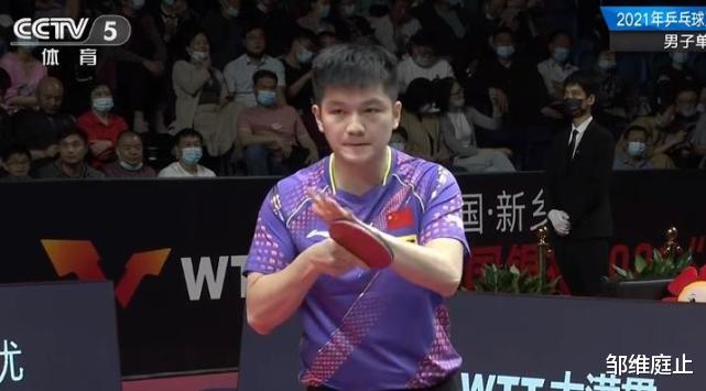 樊振东|发球频频失误+反手劣势！王楚钦被樊振东教育了，无愧世界第一！