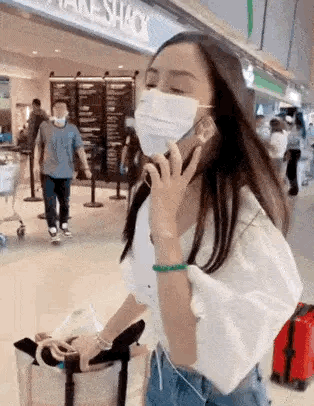 小海绵|baby带4岁儿子小海绵赶飞机，小海绵自己拖着行李箱跟在妈妈后面