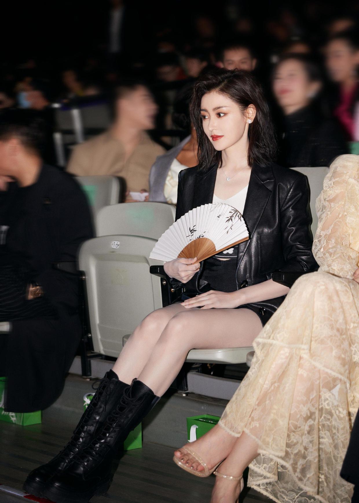 成毅|张天爱真是“人间尤物”,穿运动风套装配背心都如此性感,超好看