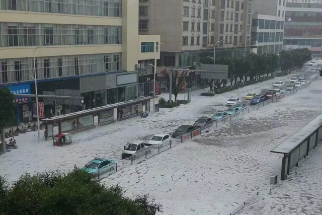 冰雹|云南文山突现诡异天气，冰雹堵路似冰河世纪，民众穿短袖抢险