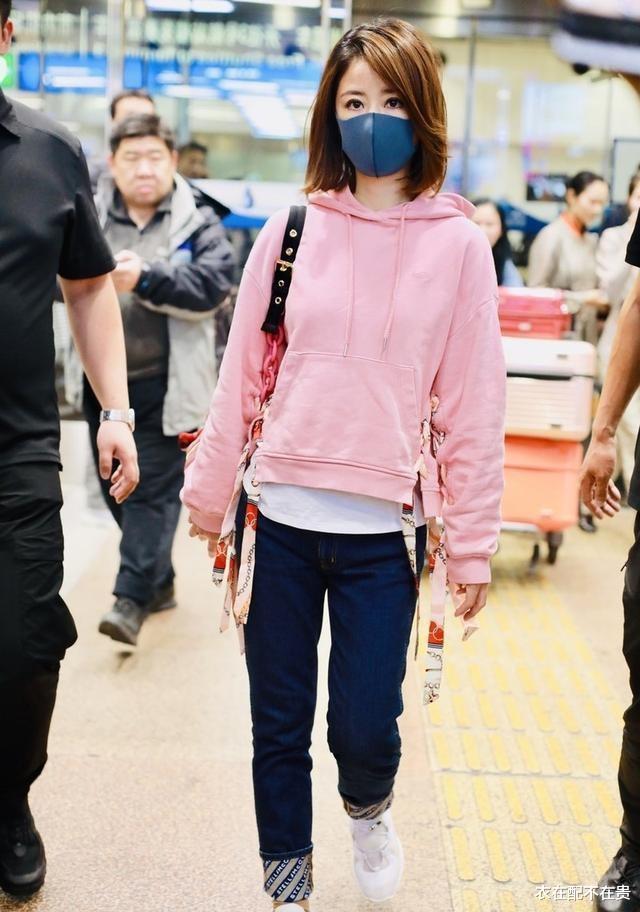 衣在配不在贵 林心如为了美真舍得破费，穿6千多的T恤走机场，看似日常却挺显瘦