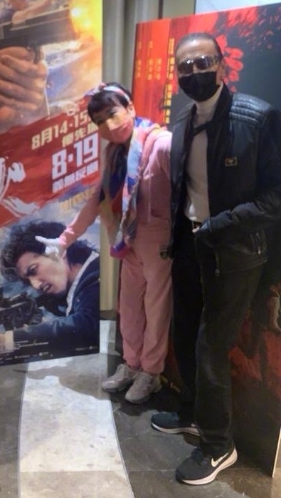 一街拍|85岁谢贤罕见露面，穿皮衣戴墨镜靠墙站，弯腰驼背已失风采