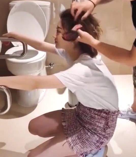 金樱妈妈|景甜蹲厕所做头发,忘了自己穿的是短裙,被网友疯狂截图留证据