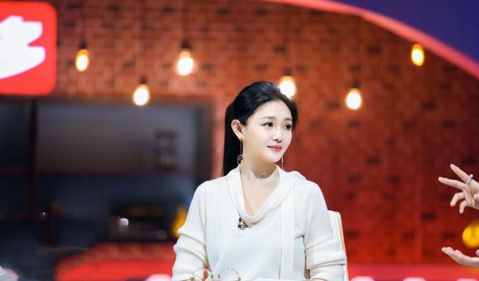 方脸妹说时尚|大S罕见露面参加聚会,扎丸子头比妹高半头,穿连衣裙目测仅90斤