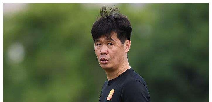 教练|国足教练组曝光，李霄鹏打响兄弟足球，朱广沪爱将强势入围