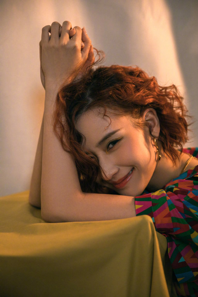 时尚风行派 真名媛何超莲罕见失手！剪“大妈头”全靠颜值撑，穿连体裙秀身材