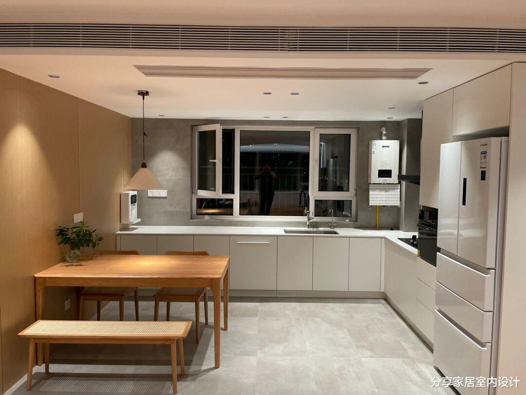 她家新房,全屋无主灯的设计很时尚,露天阳台太令人羡慕了!