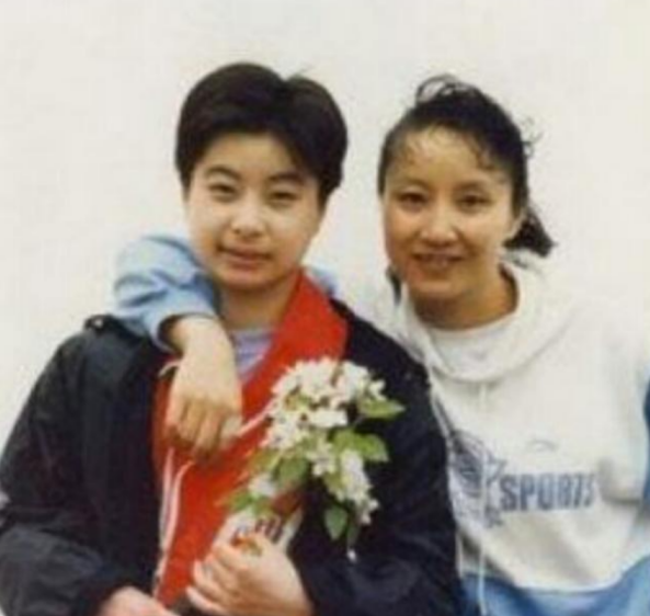 伏明霞|伏明霞:嫁给富豪后,不忘老家的穷亲戚,3个女儿很幸福