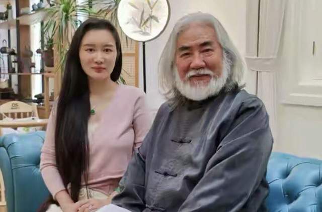 张纪中|70岁张纪中晒全家福庆中秋!混血儿子罕见露面,曾否认其是私生子