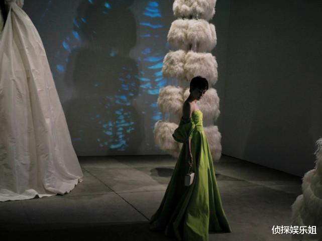 孙俪|孙俪罕穿绿色抹胸裙亮相，留利落短发优雅大方，生图被赞很瘦很美