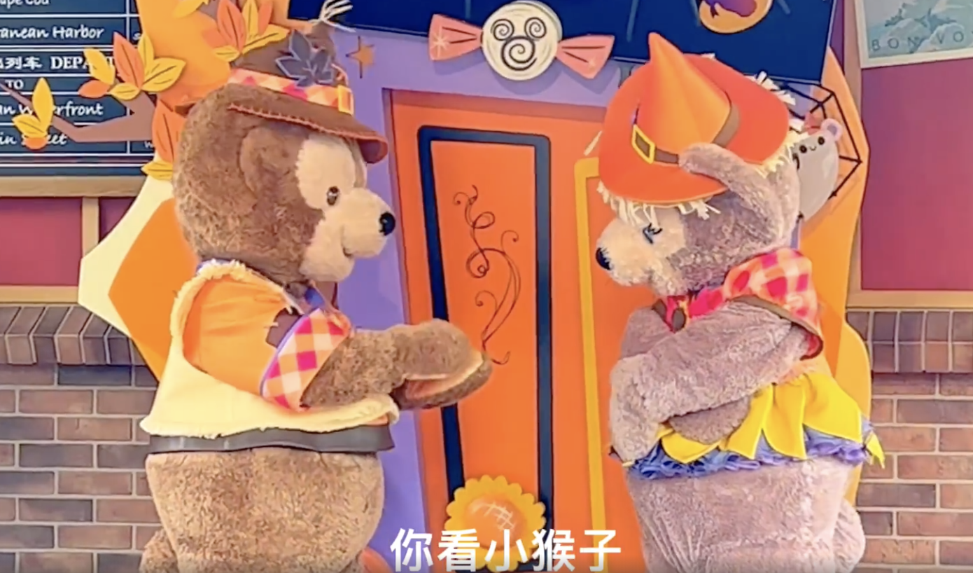 李光洁|李光洁携妻儿打卡迪士尼，把玲娜贝儿说成猫，称达菲熊是猴子太幽默