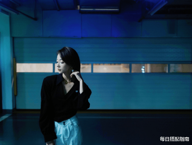 每日搭配指南 如何打造秋日氛围感穿搭？借鉴吴谨言的搭配思路，优雅减龄又时髦