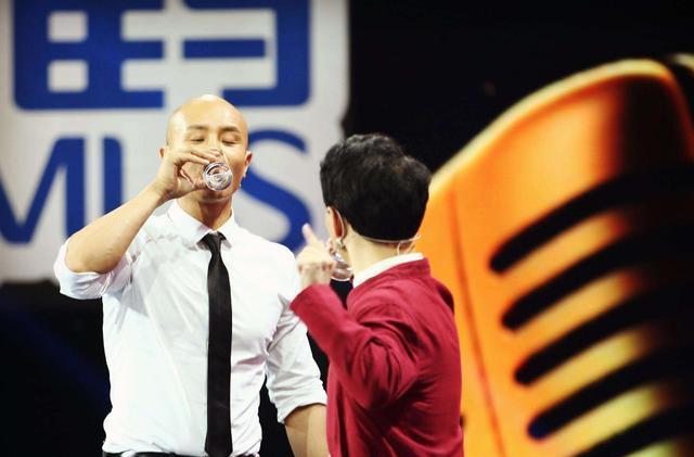 乐嘉|跌下神坛的乐嘉现状如何？被封杀是强吻谢娜得罪金星？没那么简单的