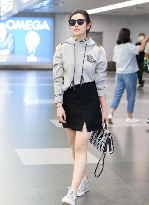 小姐姐|陈妍希瘦身后变自信了,走机场玩“下衣失踪”,谁说她配不上陈晓