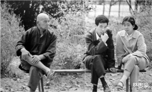 情侣|80年代情侣老照片：害羞与隐秘，也有大胆的！图5小树林里谈恋爱