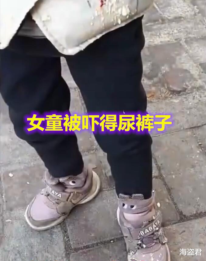 邻居将剩饭丢下楼,女童经过时被砸中一身脏污,站在原地瑟瑟发抖