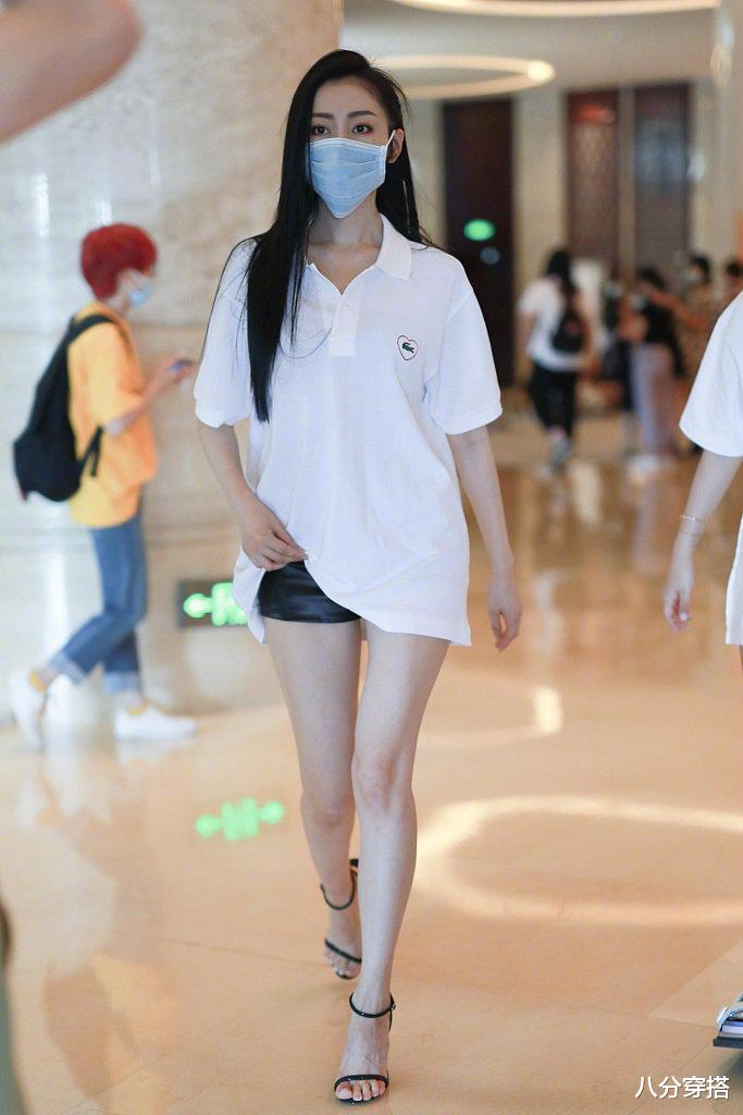 t恤|苗苗气质真清甜，白T恤搭配牛仔短裤清新俏皮，郑恺果然好眼光