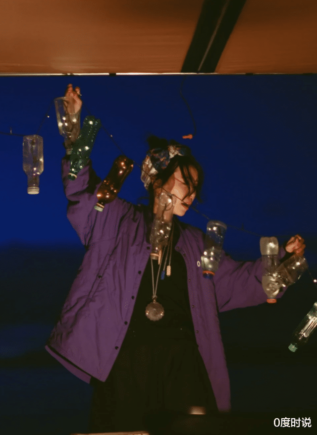 黃雅莉撿垃圾瓶子做星星燈，心靈手巧衣品高，為啥火不起來-圖2