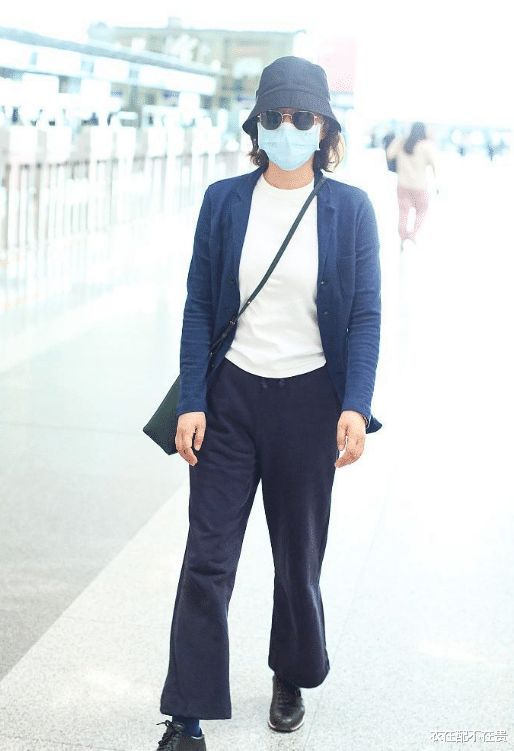 衣在配不在贵|闫妮素颜状态好真实，肤色比平时黑了一个度，不过穿衣是真的优雅