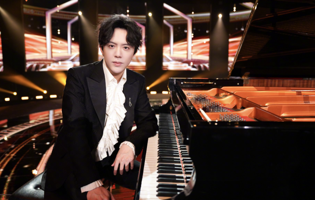 李云迪|一代钢琴家自甘堕落?央评李云迪3个字,网友:字字诛心