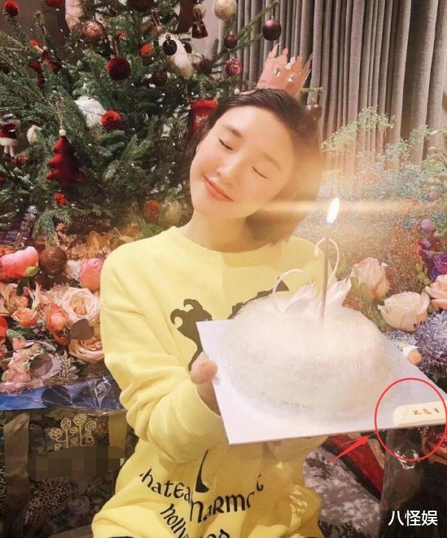 唐艺昕|唐艺昕庆生照曝光，手捧樱桃蛋糕甜笑，家中提前装好圣诞树好温馨
