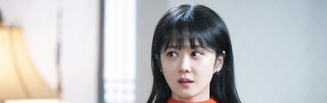 iu|张娜拉新剧又换新造型,微卷长发搭配白色连衣裙,秒变18岁小仙女