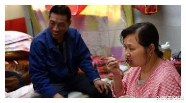 农民工在工地上尴尬的“夫妻生活”,内心很酸楚,也更无奈