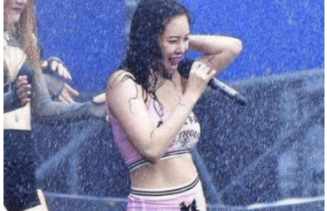 练习生|韩国女星为出名有多拼？在舞台上表演的时候，全身湿透依旧面带微笑