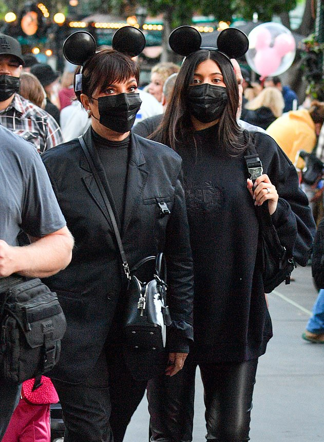 全球时尚风行 怀二胎的金小妹母女逛迪士尼！卫衣遮不住孕肚，戴米老鼠发箍扮嫩