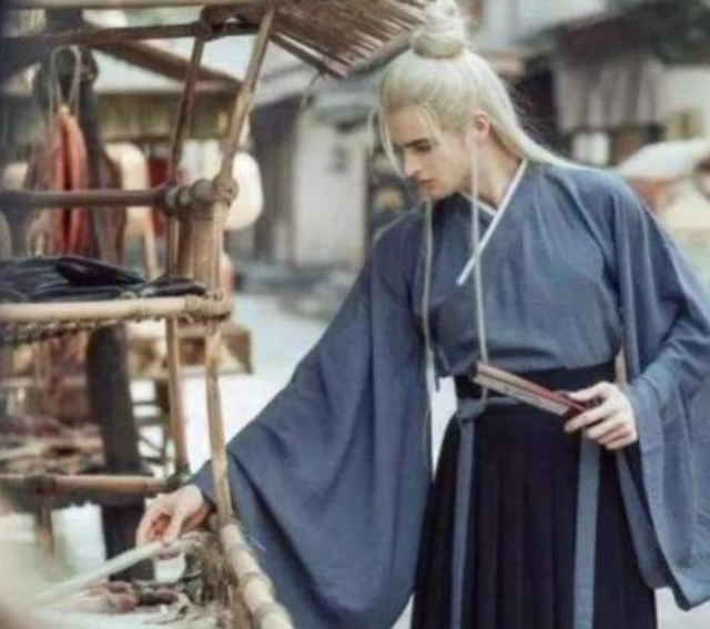 白人穿汉服颜值高,看到黑人穿汉服后,网友:尴尬得抠了三室一厅