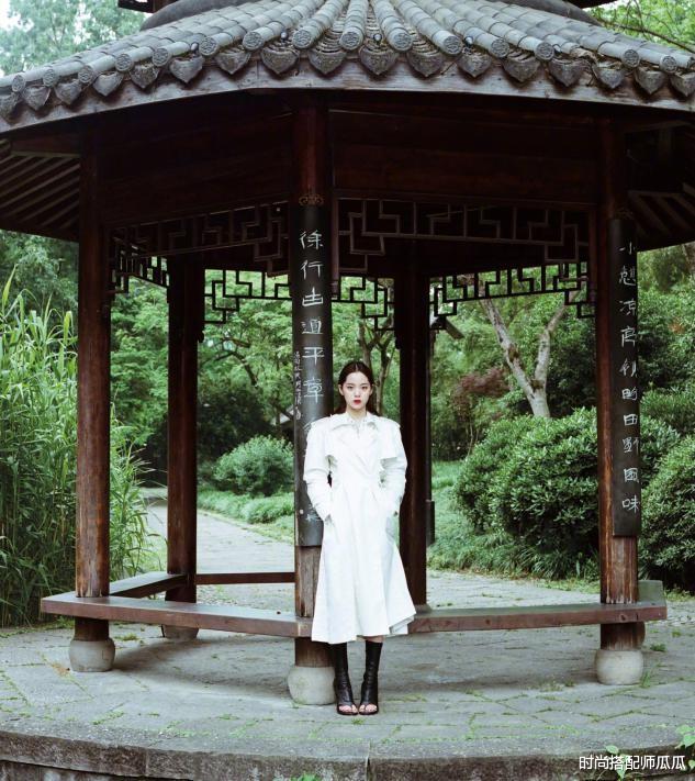 时尚搭配师瓜瓜|被欧阳娜娜最新大片惊艳了！黑长直+露肩杀又纯又欲，氛围感十足