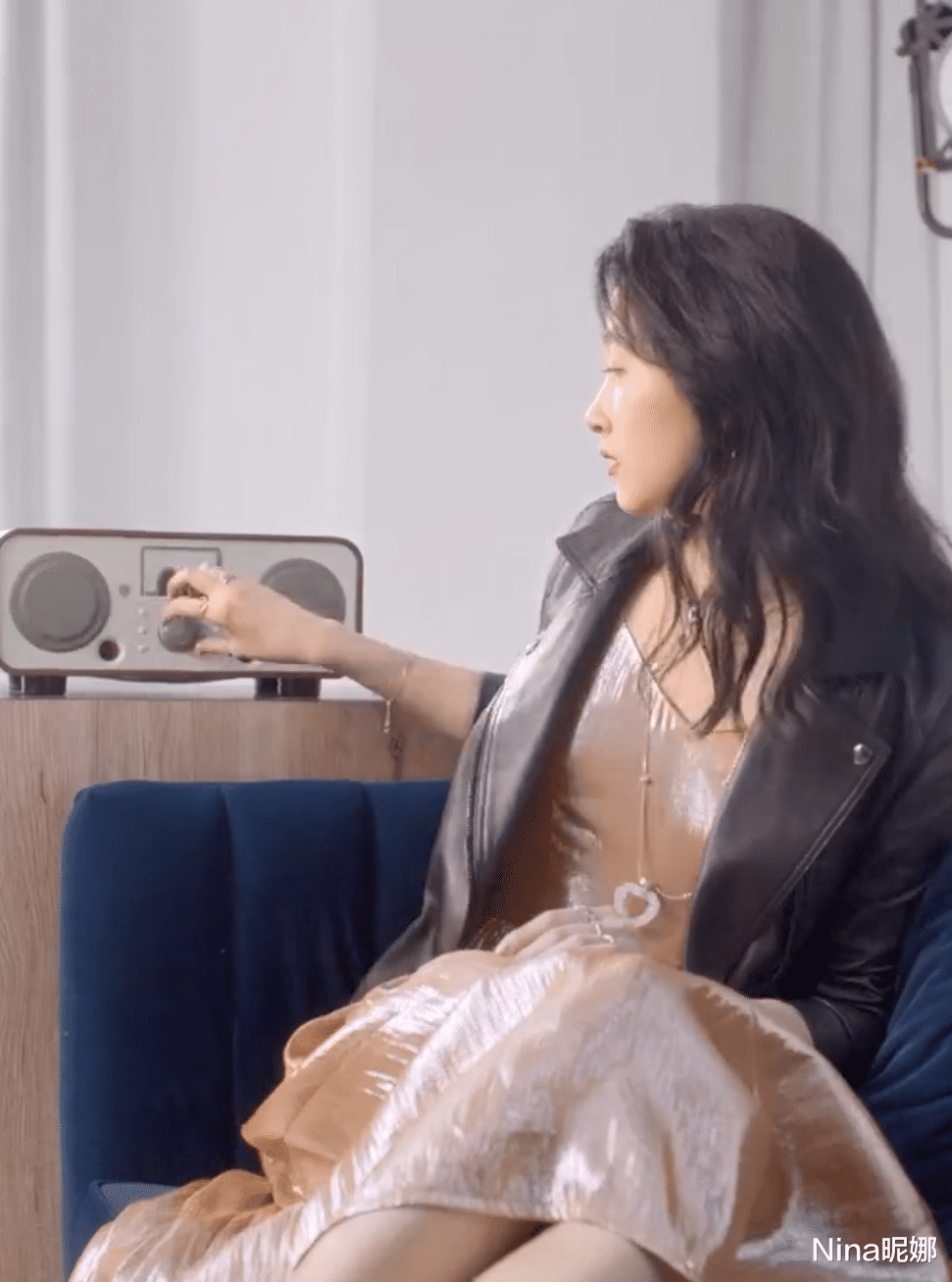 关晓彤|24岁关晓彤京圈贵妇坐实，穿睡衣裙配150万首饰，真怕鹿晗养不起