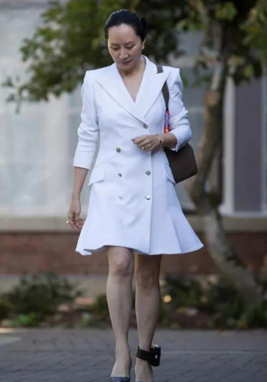 衬衫|孟晚舟时隔1日又现身,穿黑裙配丝巾,收紧腰线露大腿真霸气