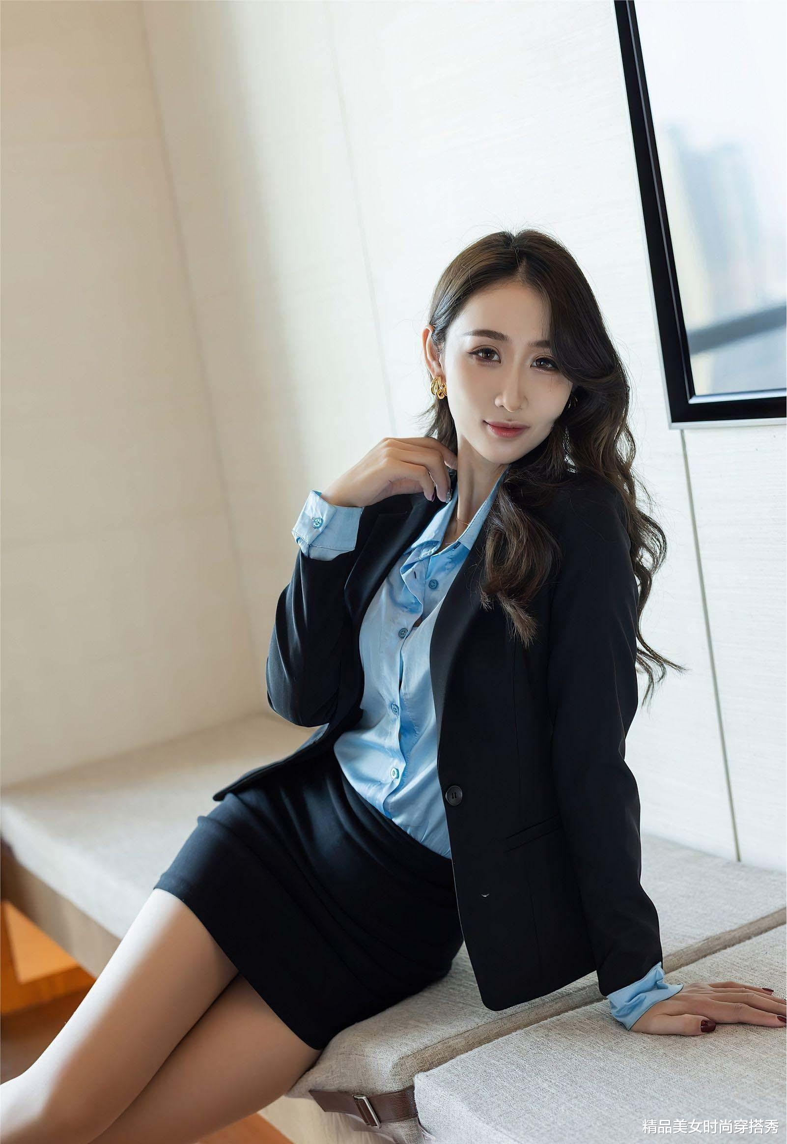 小姐姐|让人眼前一亮的黑色职业套装，内搭蓝色衬衫，妥妥的职场时尚女王