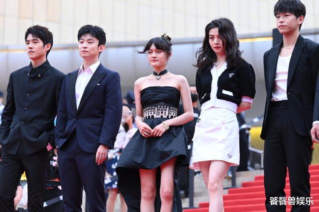 电影|青年电影展红毯：5位新生代同框，黄晓明太憔悴，周冬雨走成熟风