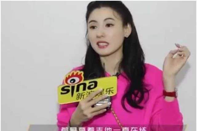 张柏芝|张柏芝直播穿吊带背心与二儿子亲吻，毕竟是男孩子这么穿好吗？