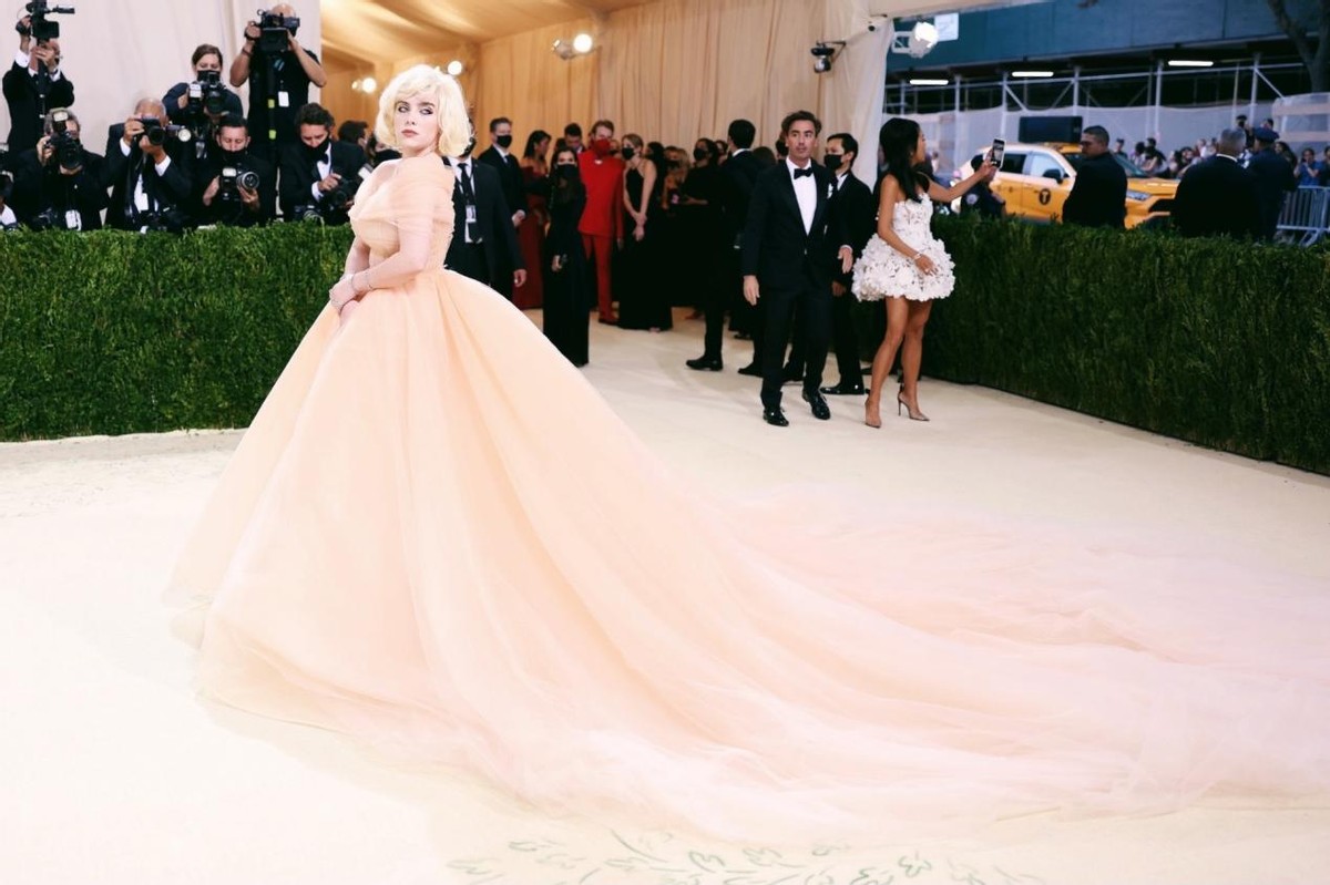 全球时尚风行|碧梨在红毯上的表现太惊艳!穿轻纱蓬裙走仙女风,第一眼认成Gaga