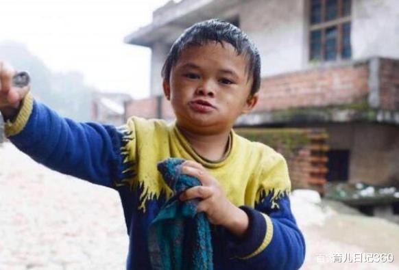 育儿日记360 7岁女孩“回眸一笑美撼凡尘”，引经纪公司蜂拥而至，家人却很反感